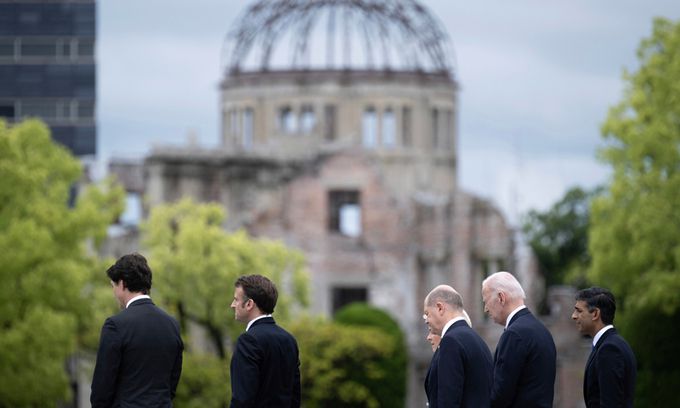 원폭 피해 상징 ‘돔 건물’ 지나는 정상들 주요 7개국(G7) 정상회의 참가자들이 19일 일본 히로시마 평화기념공원을 찾아 원폭 피해를 상징하는 ‘원폭 돔’ 앞을 지나가고 있다. 왼쪽부터 쥐스탱 트뤼도 캐나다 총리, 에마뉘엘 마크롱 프랑스 대통령, 올라프 숄츠 독일 총리, 우르줄라 폰데어라이엔 유럽연합(EU) 집행위원장(숄츠 총리 뒤쪽), 조 바이든 미국 대통령, 리시 수낵 영국 총리. 히로시마= AP연합뉴스