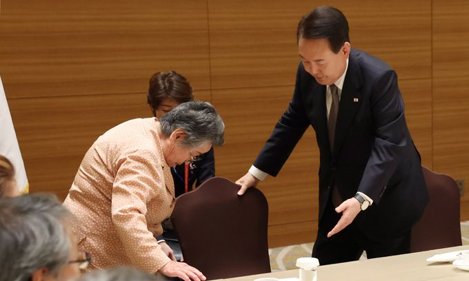 일본 히로시마 G7 정상회의에 참관국 정상 자격으로 참석하는 윤석열 대통령이 19일 일본 히로시마 한 호텔에서 1945년 히로시마 원자폭탄 투하로 피해를 입은 재일동포를 만나 면담하기 전 몸이 불편한 1932년생 박남주 할머니 (전 한국원폭피해자대책위원회 위원장)의 의자를 잡아주며 착석을 도와주고 있다. 대통령실사진기자단