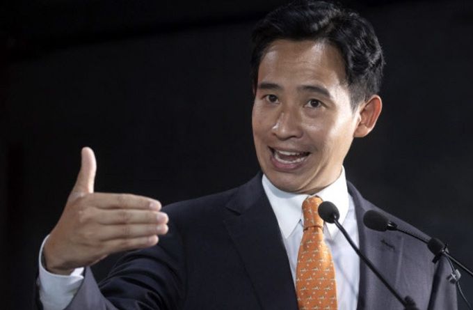 15일(현지시간) 태국 총선이 끝난 뒤 피타 림짜른랏 전진당 대표가 자신감 넘치는 표정으로 정견을 밝히고 있다. 방콕=AP뉴시스