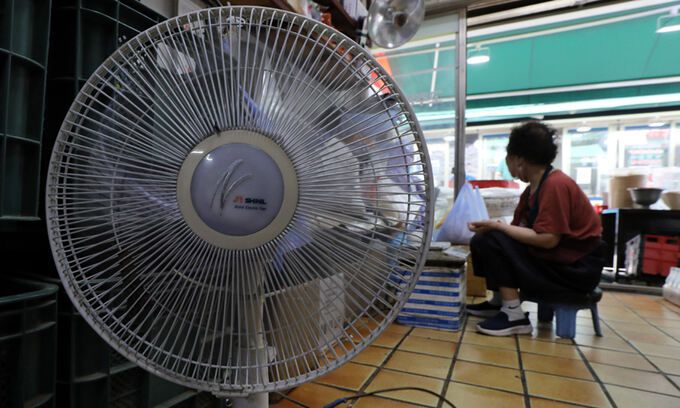 서울 시내 전통시장에서 한 상인이 장사를 준비하고 있다. 뉴스1