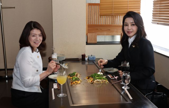 윤석열 대통령의 부인 김건희 여사(오른쪽)가 기시다 후미오 총리의 부인 유코 여사와 21일 일본 히로시마의 한 식당에서 오코노미야키 오찬을 하고 있다. 히로시마=연합뉴스