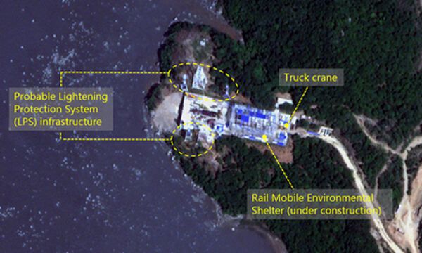 파란색 공간들로 꽉 차 있는 새 발사장 부지의 모습. 파란색으로 덮여 있는 건물이 이동식 열차 차량기지의 지붕으로 추정된다. 미들베리 국제학연구소 제임스 마틴 비확산 연구센터 제공