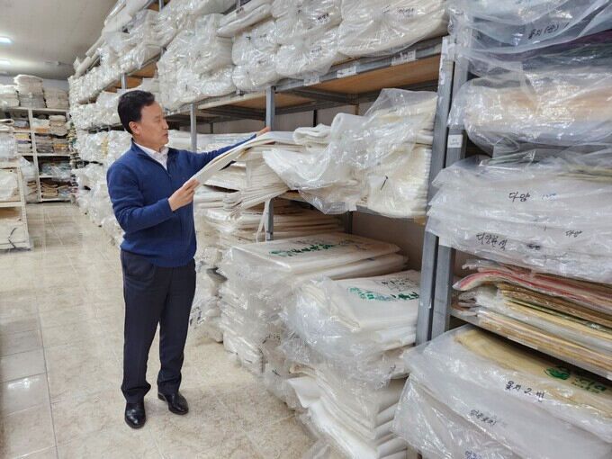 지난 5월 안동 한지 생산 현장을 살펴보고 있는 박 원장. 저자 제공