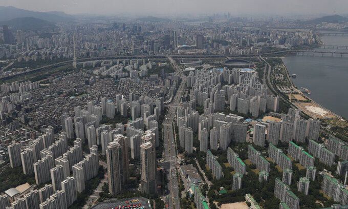 지난 26일 오전 서울 송파구 롯데월드타워 서울스카이에서 바라본 강남권 아파트 단지의 모습. 뉴시스