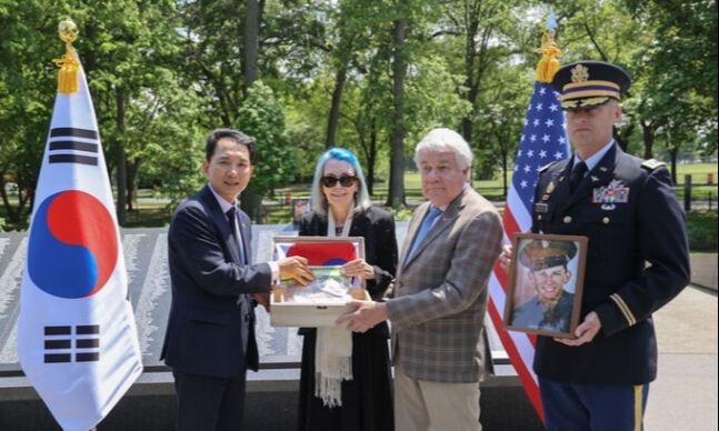 박민식 국가보훈처장(왼쪽)이 방미 중이던 4월 26일 루터 스토리의 유족에게 고인의 유해가 발굴된 경남 창녕군의 흙 등을 전달하고 있다. 국가보훈처 제공