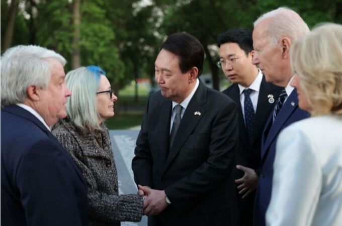 윤석열 대통령이 국빈 미국 방문 중이던 4월 25일 수도 워싱턴 6·25전쟁 참전용사 기념공원에서 만난 루터 스토리 상병의 유족(왼쪽)을 위로하고 있다. 오른쪽에서 조 바이든 미국 대통령 부부가 이를 지켜보고 있다. 워싱턴=뉴시스