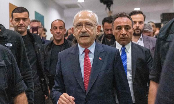 튀르키예 대선에서 패배한 공화인민당(CHP) 케말 클르츠다로을루 대표(가운데)가 28일(현지시간) 수도 앙카라 당 본부에서 기자회견을 마치고 걸어 나오고 있다. 앙카라=AFP·연합뉴스