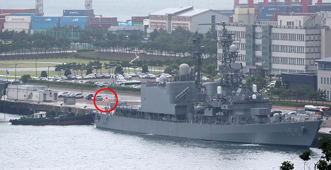 29일 오전 부산 남구 해군작전기지에 일본 해상자위대 호위함 하마기리함이 욱일기의 일종인 자위함기를 게양한 채 입항했다. 일본 호위함은 오는 31일 제주 동남방 공해상에서 한국 정부가 주최하는 다국적 해양 차단훈련에 참가한다. 부산=뉴스1