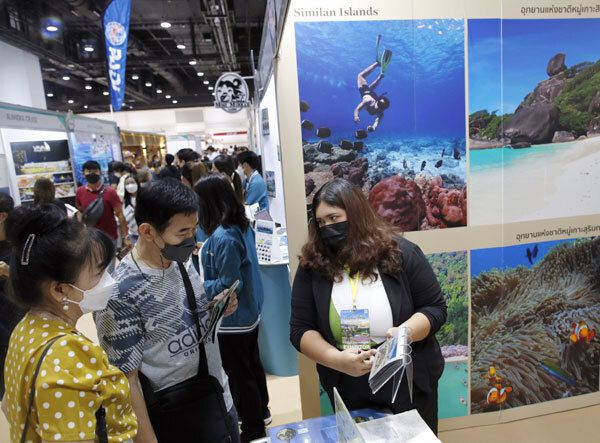 지난 2월 태국 방콕에서 열린 관광박람회를 찾은 시민들이 여행상품에 대해 설명듣고 있다. 세계일보 자료사진