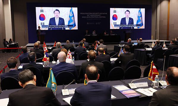 30일 제주 서귀포시 해비치 호텔에서 열린 대량살상무기(WMD) 확산을 방지하기 위한 국제협력체 확산방지구상(PSI) 고위급 회의에서 참석자들이 윤석열 대통령의 영상 메시지를 보고 있다. 연합뉴스
