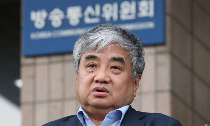 한상혁 방송통신위원회 위원장이 지난 30일 오후 경기 과천시 정부과천청사 방송통신위원회에서 나와 취재진의 질문에 답하고 있다.뉴시스