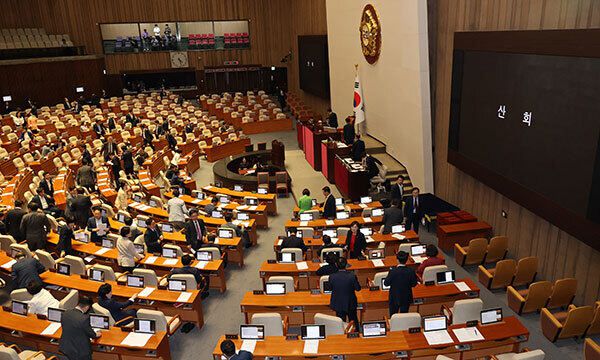 30일 국회 본회의에 산회 안내문이 나오고 있다. 연합뉴스