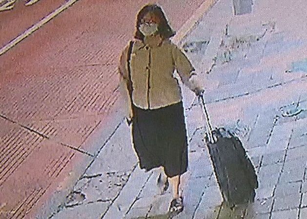 또래 여성을 살해한 정유정(23)이 시신을 유기하기에 앞서 지난달 26일 여행용 가방을 챙겨 자신의 집을 나서는 모습. KBS 방송화면 갈무리