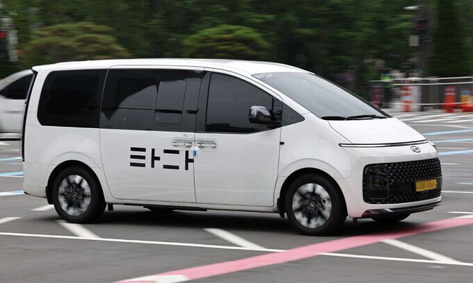 1일 오후 타다 로고가 붙은 자동차가 서울 세종대로 사거리를 지나고 있다. 연합뉴스