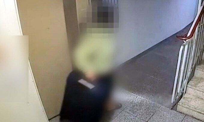 부산 금정경찰서는 지난달 28일 온라인 앱을 통해 알게된 여성을 살해하고, 시신을 훼손한 뒤 일부를 야산에 유기한 혐의를 받는 20대 여성 정유정(23)을 긴급체포해 조사 중이라고 밝혔다. 사진은 정씨가 여행용 가방을 끌고 자신의 집을 나서는 모습. 부산경찰청 제공