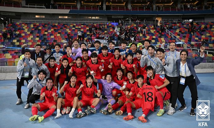 1일(현지시간) 아르헨티나 산티아고 델 에스테로 스타디움에서 열린 '2023 FIFA U20 월드컵' 대한민국과 에콰도르의 경기에서 3대2로 승리해 8강 진출에 성공한 대표팀 선수들이 김은중 감독을 비롯한 코치진과 함께 기념촬영을 하고 있다. 대한축구협회 제공