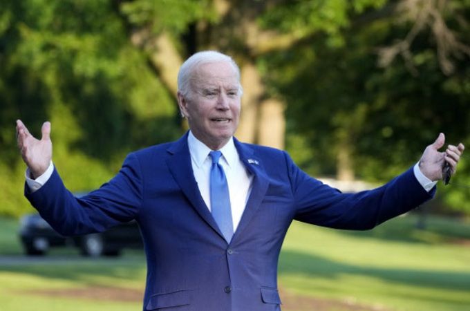 1일(현지시간) 미국 공군사관학교 졸업식 행사장 연단에서 넘어진 조 바이든 미 대통령이 행사 후 백악관에 복귀해 취재진 앞에서 두 팔을 벌리며 “나는 괜찮다”고 강조하고 있다. AP연합뉴스