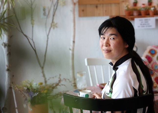 국내 최초의 성전환 사이클 선수 나화린(37)씨가 지난 1일 강원 철원군의 한 카페에서 인터뷰 중 포즈를 취하고 있다. 철원=연합뉴스