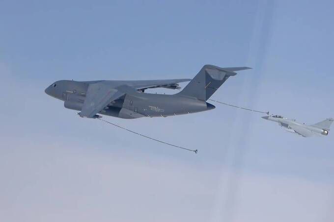 최근 대한해협 훈련에서 중국 전투기가 급유를 하고 있다. 신화통신 제공