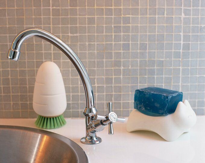 주방에서 사용되는 설거지 바 모습