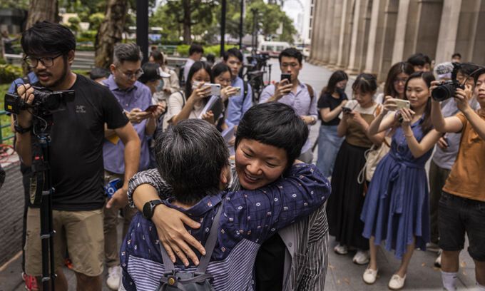 홍콩 다큐 프로듀서 바오 초이(가운데)가 5일 홍콩 대법원인 최종 항소법원에서 무죄 판결을 받은 직후 샴 예란 전 기자협회장을 끌어안으며 기뻐하고 있다. AP연합뉴스