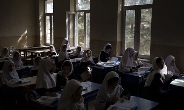 아프가니스탄 수도 카불의 한 학교에서 여학생들이 수업 준비를 하고 있다. 카불=AP연합뉴스