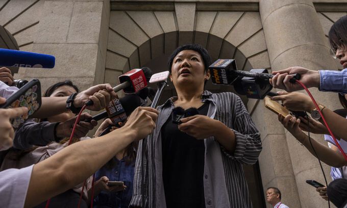 홍콩 다큐 프로듀서 바오 초이(가운데)가 5일 홍콩 대법원인 최종 항소법원에서 무죄 판결을 받은 직후 기자들과 인터뷰하고 있다. AP연합뉴스