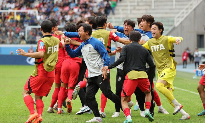 4일(현지시간) 오후 아르헨티나 산티아고 델 에스테로 스타디움에서 열린 2023 국제축구연맹(FIFA) 20세 이하(U-20) 월드컵 8강전 한국 대 나이지리아의 경기에서 최석현이 연장 전반 헤더골을 넣은 뒤 김은중 감독 및 선수들과 환호하고 있다. 연합뉴스