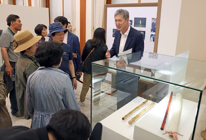 노태우 전 대통령의 아들 노재헌 동아시아문화센터 원장이 지난 4일 청와대 본관에서 열리고 있는 ‘우리 대통령들의 이야기-여기 대통령들이 있었다’ 전시 현장을 찾아 노 전 대통령이 즐겨 불었던 퉁소 등이 전시된 부스에서 관람객들에게 설명하고 있다. 문화체육관광부 제공
