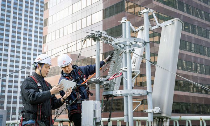 SK텔레콤 직원들이 서울 시내의 기지국 설비에서 무선 네트워크 품질을 점검하고 있다. SK텔레콤은 인공지능 솔루션 A-스타를 전국 기지국에 적용하고 상시적인 품질 점검을 통해 사용 전력 절감에 나서고 있다. SK텔레콤 제공