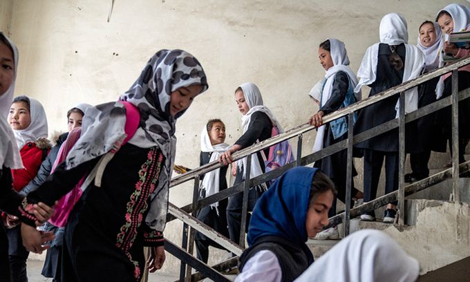 지난 3월 25일 아프가니스탄 카불의 한 학교에서 여자 어린이들이 새 학년 첫날 등교하는 모습. AP뉴시스