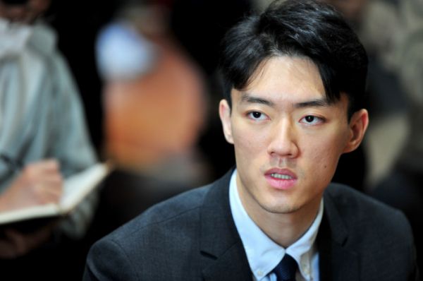 전두환 전 대통령 손자 전우원(27)씨가 지난 3월31일 오후 광주 동구 옛 전남도청 별관을 찾아 5·18 당시 자식을 잃은 어머니들과 이야기하고 있다. 광주=뉴시스