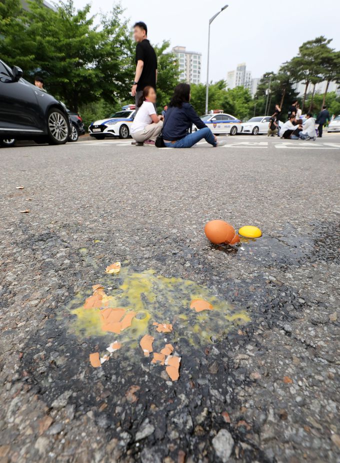 박희영 용산구청장이 보석 석방된 7일 서울 구로구 서울남부구치소에 10.29 이태원참사 유가족협의회가 던진 계란이 깨져 있다. 뉴스1