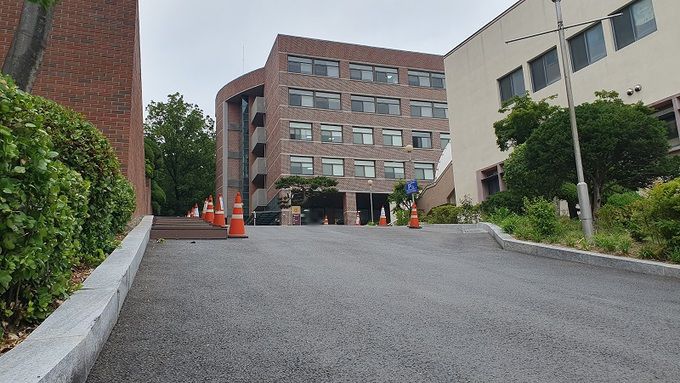 지난 5일 오전 8시50분쯤 교내 언덕길에서 내려오던 쓰레기 수거 차량에 치인 A씨는 사고 직후 곧바로 병원으로 옮겨졌으나 뇌사 판정을 받았고, 7일 오후 7시20분쯤 사망했다. 김동환 기자