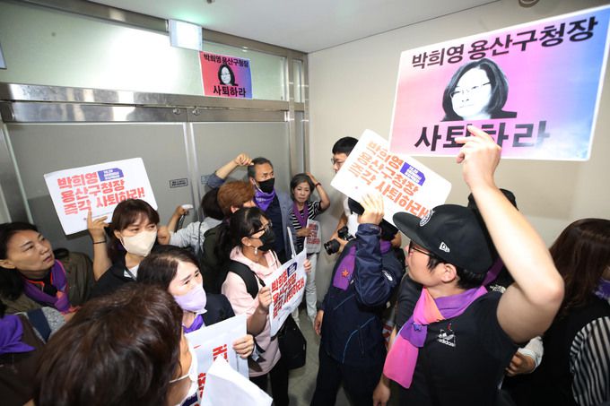 지난 8일 오전 서울 용산구청에서 이태원 참사 유가족들이 이태원 참사 부실 대응 혐의로 구속기소 됐다가 보석으로 석방된 박희영 용산구청장의 출근을 저지하기 위해 잠겨있는 구청장실 문을 두드리고 있다. 공동취재사진