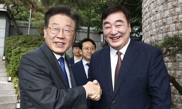 더불어민주당 이재명 대표가 8일 성북구 중국대사관저에서 싱하이밍 주한 중국대사를 만나고 있다. 국회사진기자단