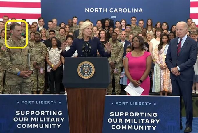 조 바이든 미국 대통령(앞줄 오른쪽)의 부인 질 여사(가운데)가 9일(현지시간) 노스캐롤라이나주의 육군기지 포트 리버티에서 장병과 그 가족들을 상대로 연설하고 있다. 포트 리버티에 주둔한 미 육군 제18공수군단 군단장인 크리스 도나휴 중장(노란색 원)이 이를 지켜보고 있다. 미 국방부 홈페이지