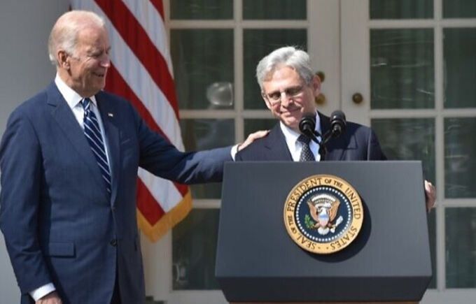 2016년 3월 당시 조 바이든 미국 부통령이 연방대법관 후보자로 지명된 메릭 갈랜드 판사의 어깨를 두드리며 축하하고 있다. 갈랜드는 공화당 반대로 대법관이 되지 못하고 낙마했다. AFP연합뉴스