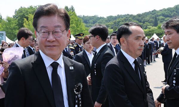 지난 6일 더불어민주당 이재명 대표(왼쪽)가 서울 동작구 국립서울현충원에서 열린 제68회 현충일 추념식장에서 최원일 전 천안함장(가운데)으로부터 항의를 받은 뒤 돌아서고 있다. 연합뉴스