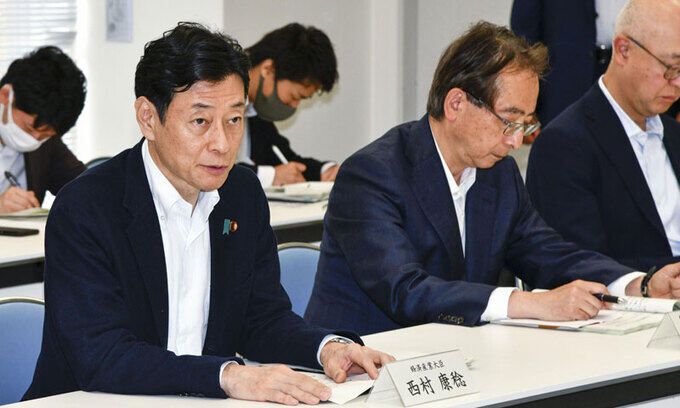 니시무라 야스토시(왼쪽) 일본 경제산업상이 10일 후쿠시마현 이와키시에서 지역 어업단체 관계자들과 만나 후쿠시마 제1원전 오염수 해양 방류 계획 등에 대해 설명하고 있다. 이와키=교도연합뉴스