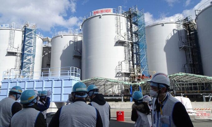 도쿄전력 관계자들이 지난 2월2일 후쿠시마 제1원자력발전소에서 외신기자들에게 오염수 저장탱크를 설명하고 있다. 연합뉴스