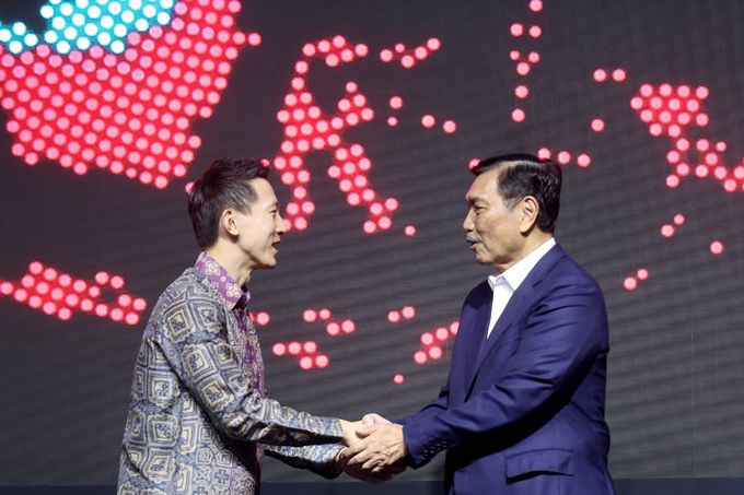 루훗 빈사르 판자이탄 인도네시아 투자조정부 장관(오른쪽)과 추쇼우즈 틱톡 최고경영자가 15일 자카르타에서 개최된 틱톡 포럼 현장에서 악수하고 있다. 자카르타=EPA연합뉴스