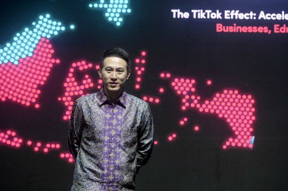 추쇼우즈(周受資) 틱톡 최고경영자가 15일 인도네시아 자카르타에서 열린 포럼에서 사진촬영에 응하고 있다. 자카르타=신화통신·연합뉴스