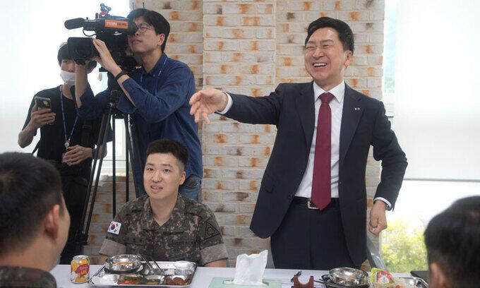 김기현 국민의힘 대표가 20일 오후 강원도 철원 3사단 백골부대를 방문, 식사를 마치고 장병들과 대화를 나누고 있다