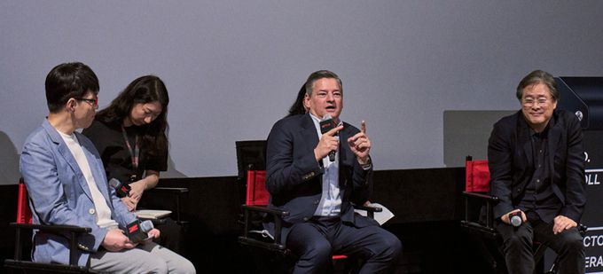 21일 서울 용산 CGV에서 박찬욱 감독(오른쪽)과 테드 서랜도스 CEO(가운데)가 영화를 공부하는 학생들을 대상으로 ‘넷플릭스&박찬욱 with 미래의 영화인’ 행사를 갖고 있다. 이날 사회는 이동진 영화평론가(왼쪽)이 맡았다. 넷플릭스 제공