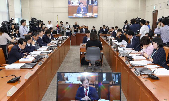 김교흥 국회 행안위원장과 국민의힘 이만희 간사, 더불어민주당 강병원 간사가 22일 오전 서울 여의도 국회에서 열린 행정안전위원회 전체회의에서 이태원 특별법을 심사하게 되는 2소위 위원장 자리를 놓고 공방을 벌이고 있다. 뉴스1