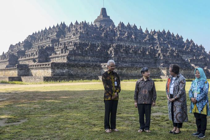 나루히토 일왕(왼쪽 2번째)이 22일 인도네시아 마글랑에 소재한 보로부두르 사원을 방문해 간자르 프라노워 중부 자바 주지사(왼쪽) 등 현지 관계자들의 이야기를 듣고 있다. 마글랑=AP연합뉴스