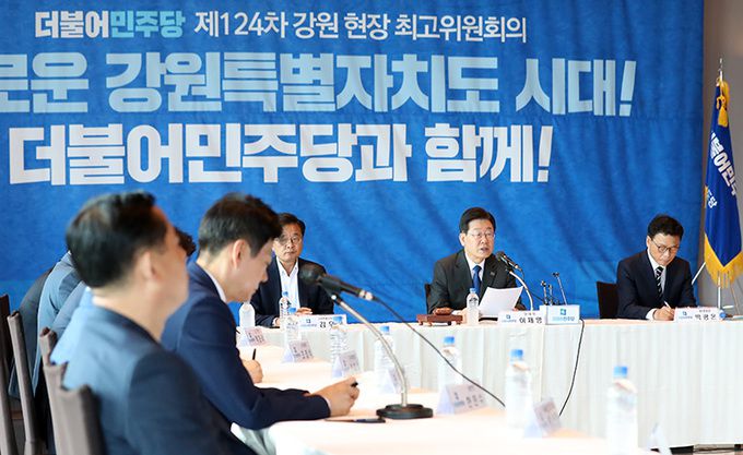 이재명 더불어민주당 대표가 23일 오전 강원 강릉시 세인트컨벤션웨딩홀에서 열린 강원 현장 최고위원회의에서 발언을 하고 있다.강릉=뉴시스