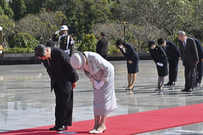 인도네시아를 방문중인 나루히토·마사코 일왕 부부가 20일 자카르타 소재 칼리바타 영웅 묘지에서 참배하고 있다. 자카르타=AP연합뉴스