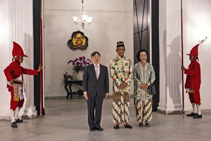 나루히토 일왕(왼쪽)이 21일 인도네시아 특별자치주인 족자카르타의 술탄 하멩꾸 부워노 10세 부부와 만나 기념사진을 찍고 있다. 족자카르타=AP연합뉴스